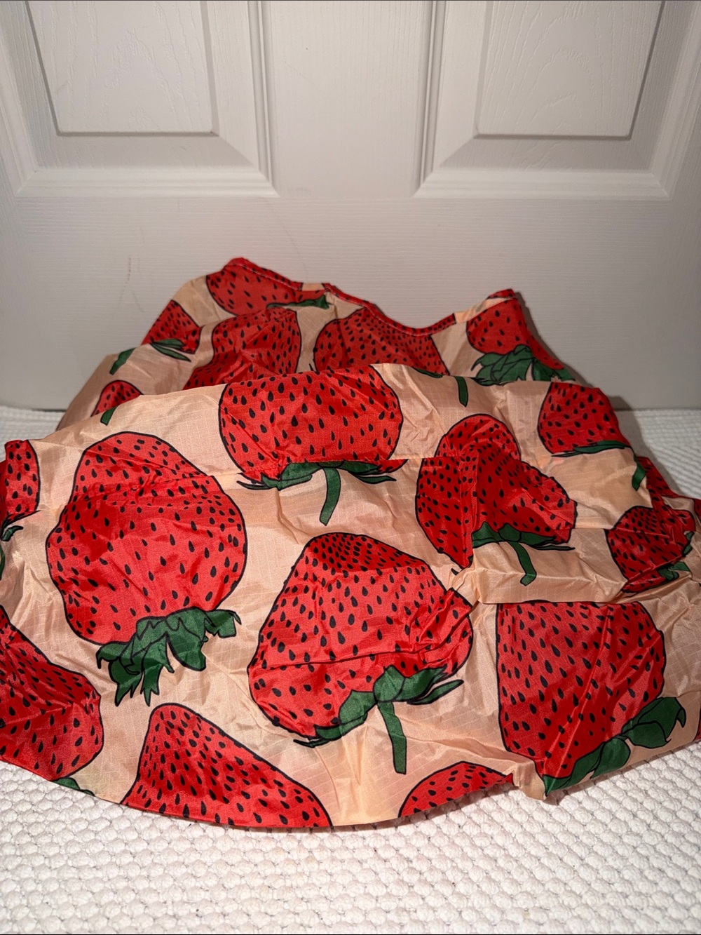 Baggu Big Size Strawberry Print Reusable Tote Bag - Picture 3 of 7